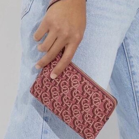 COACH CORNER ZIP WRISTLET WITH SIGNATURE MONOGRAM PRINT - Picture 7 of 10